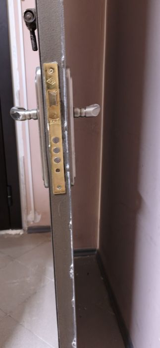 Продам железную дверь