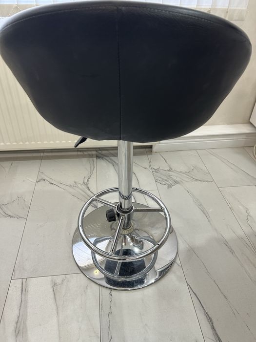 Модерен бар стол с кожена седалка и регулируема височина