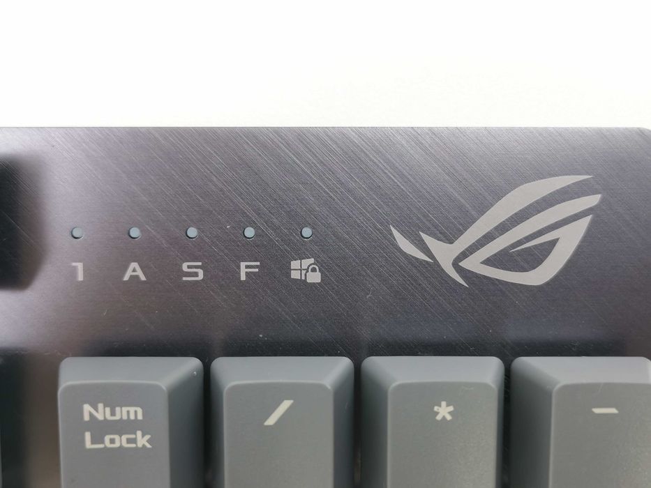 Клавиатура Asus ROG Strix Scope PBT с Cherry MX Red суичове и PBT капачки