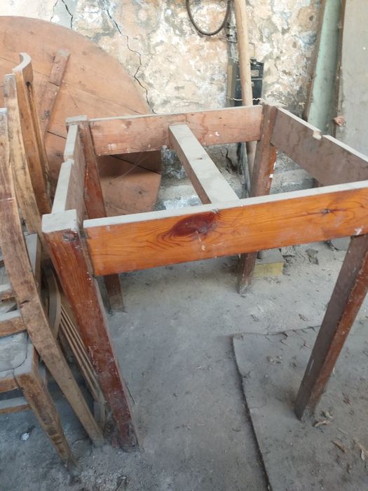 Продаётся старинный стол и стулья