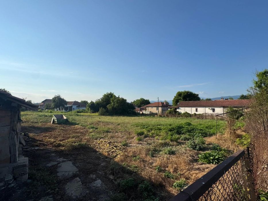 Дворно място в регулация , 1 декар граничещо с 2 улици, без ток и вода