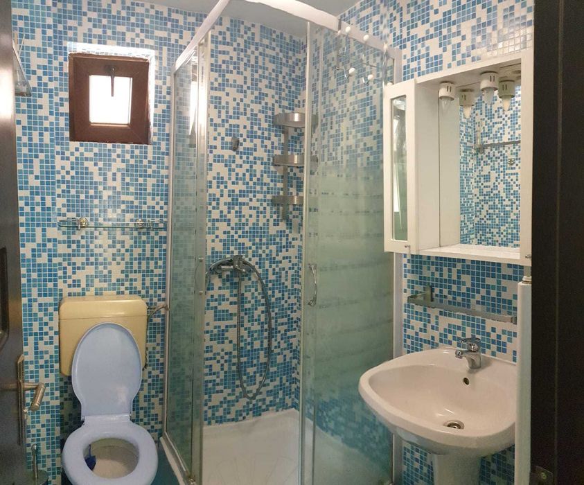 Inchiriez garsonieră modernă la casă, curte comună, parcare – Zona Iulius Mall
