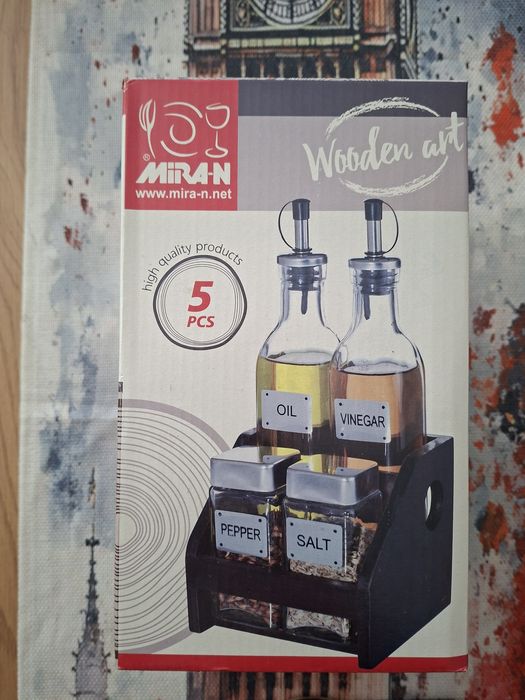 Стъклен оливерник на дървена стойка