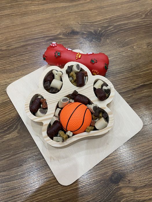 Дървен Плакет Лапичка с лакомства и играчка за вашият любимец