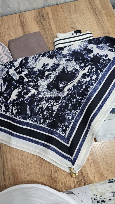 Платки от тёплых до шелковых