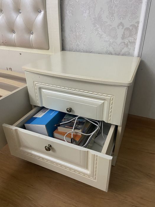 Спальня кровать с тумбочками