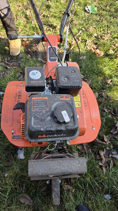 Vând motosapă    ..