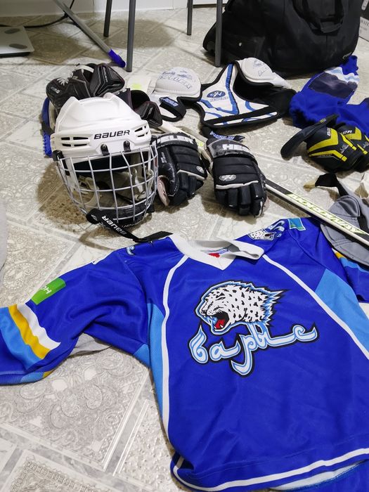 Продам комплект хоккейного обмундирования, для мальчика от 5 до 9 лет,