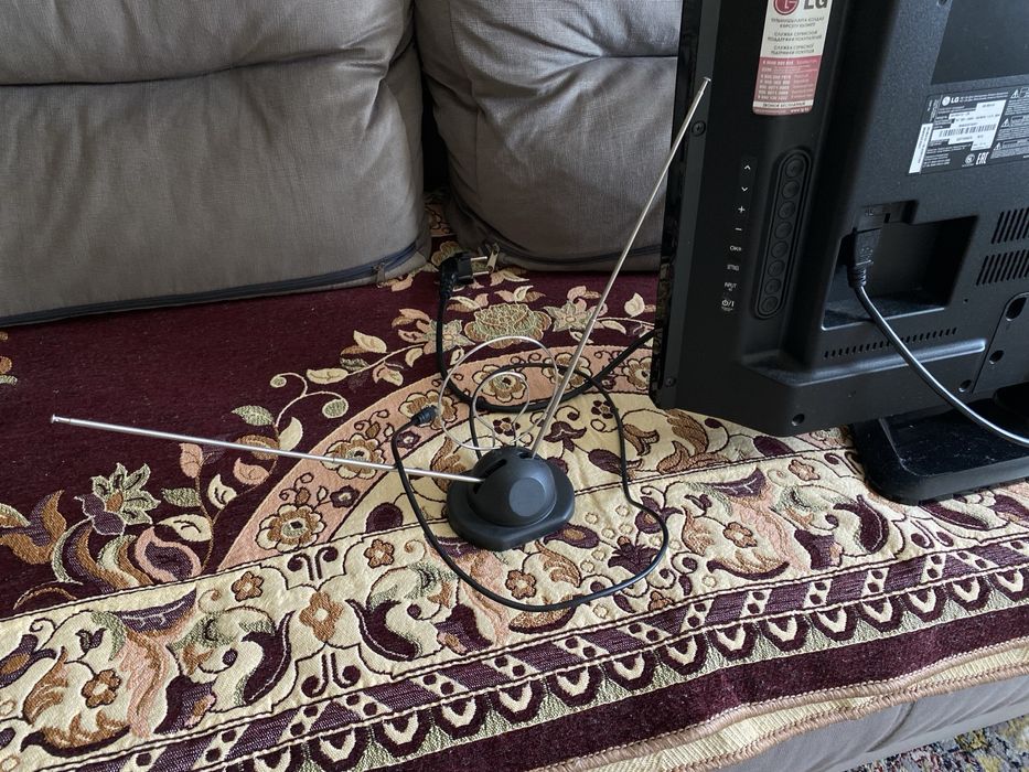 телевизор LG(небольшой)