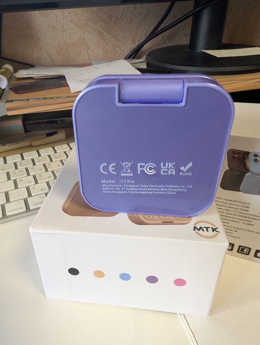 Мини 2G флип телефон с две SIM карти, многоцветен дисплей