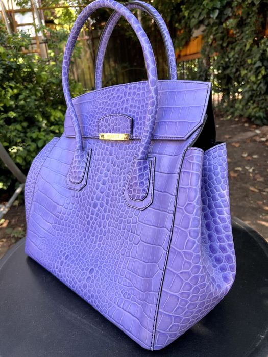Geantă Musette din piele naturală embosată tip crocodil, mov-lavandă