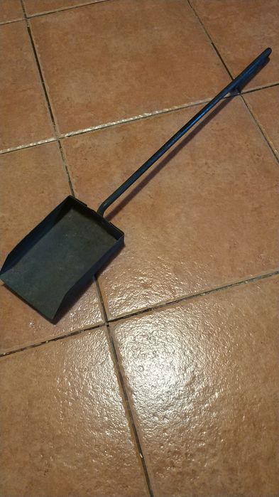 Совок  металлический для топки.