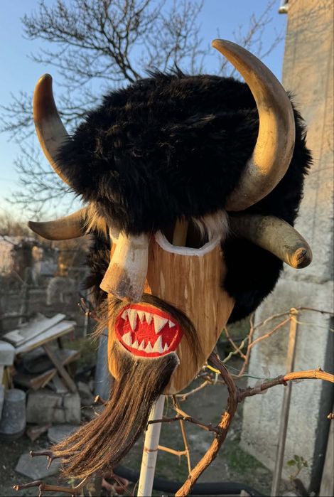 Кукерска Маска от естествени материали