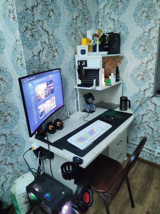 Компьютерный стол, рабочее место