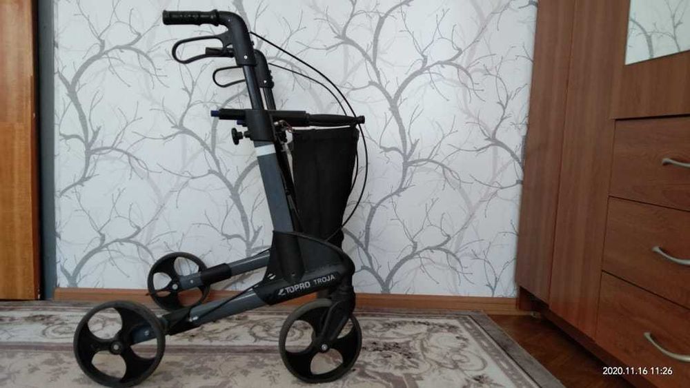 Ходунки ролятор, для передвижения инвалидов.