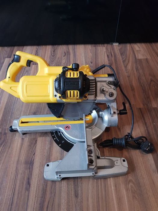 Circular pentru taieri înclinate Dewalt  DWE 774