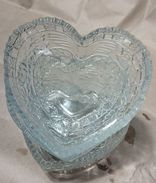 Вазочка-конфетница в виде сердца.