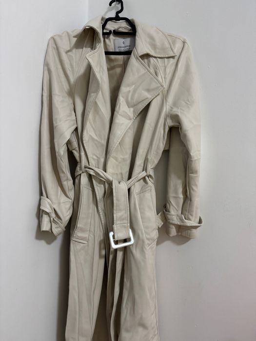 Тренч палто от еко кожа Stradivarius