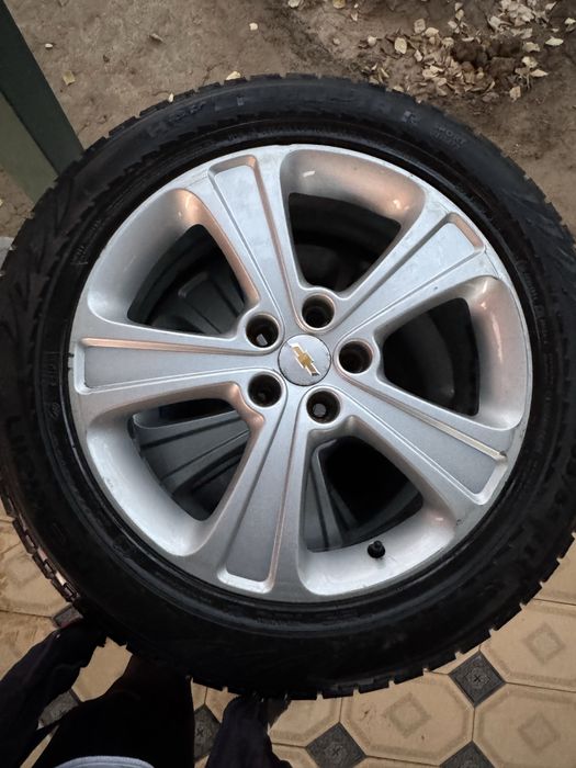 Комплект зимних шин с дисками chevrolet.