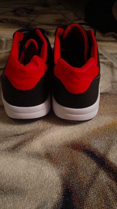 Кросовки обсалютно новые .