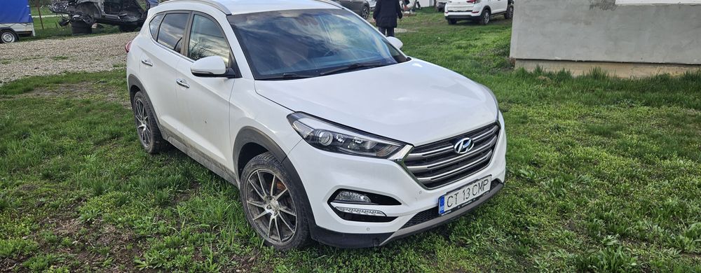 Hyundai tucson avariat ,motor stricat