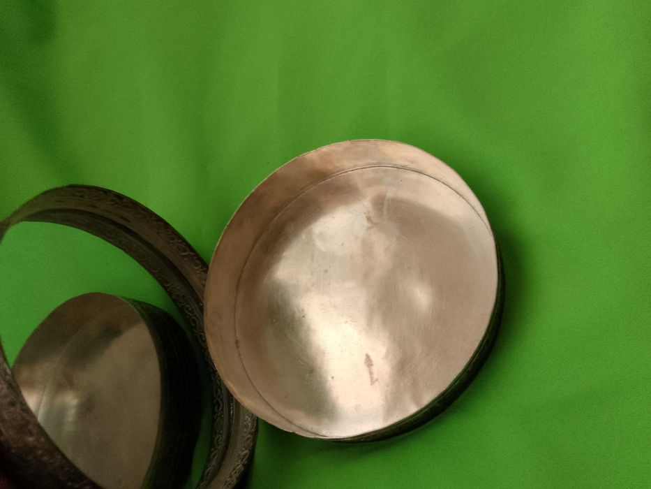 релефна медна посребрена кутия за бижута с огледало възрожденски стил