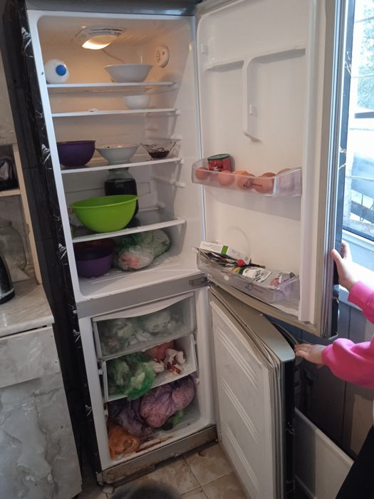 Холодильник бу, кухный шкаф