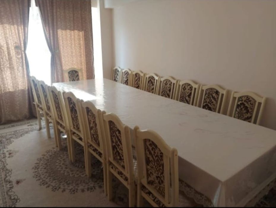 Гостинный стол с стулями