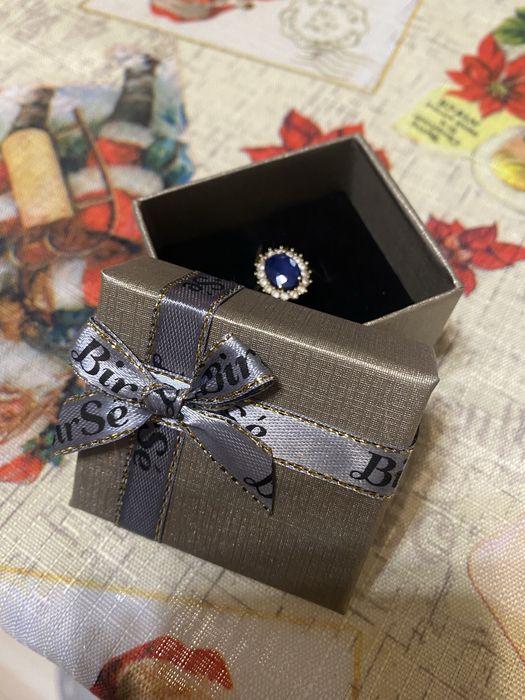 Златен пръстен със сапфир