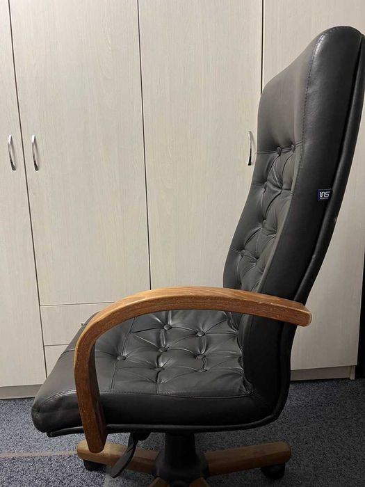 Офисное кресло..