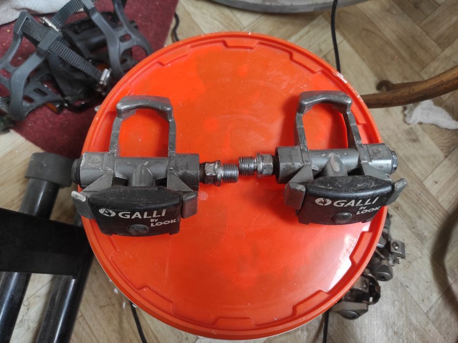 Продам оригенальные контактные пидали.