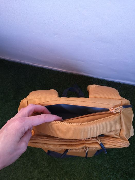 Rucsac Decathlon pt drumeție, 16L, cu buzunare, galben, aproape nou