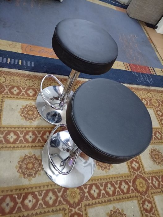 Vind 2 scaune de bar , bucătărie