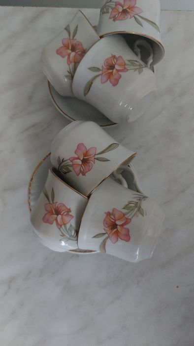 Cești cafea și farfurioare