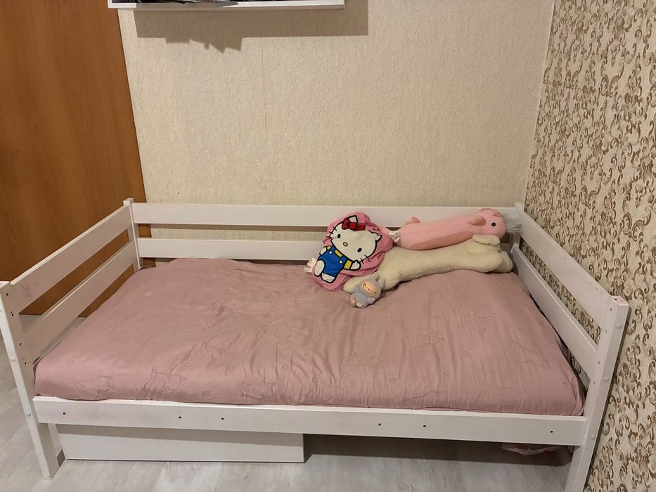 Продам две кровати без матрассов