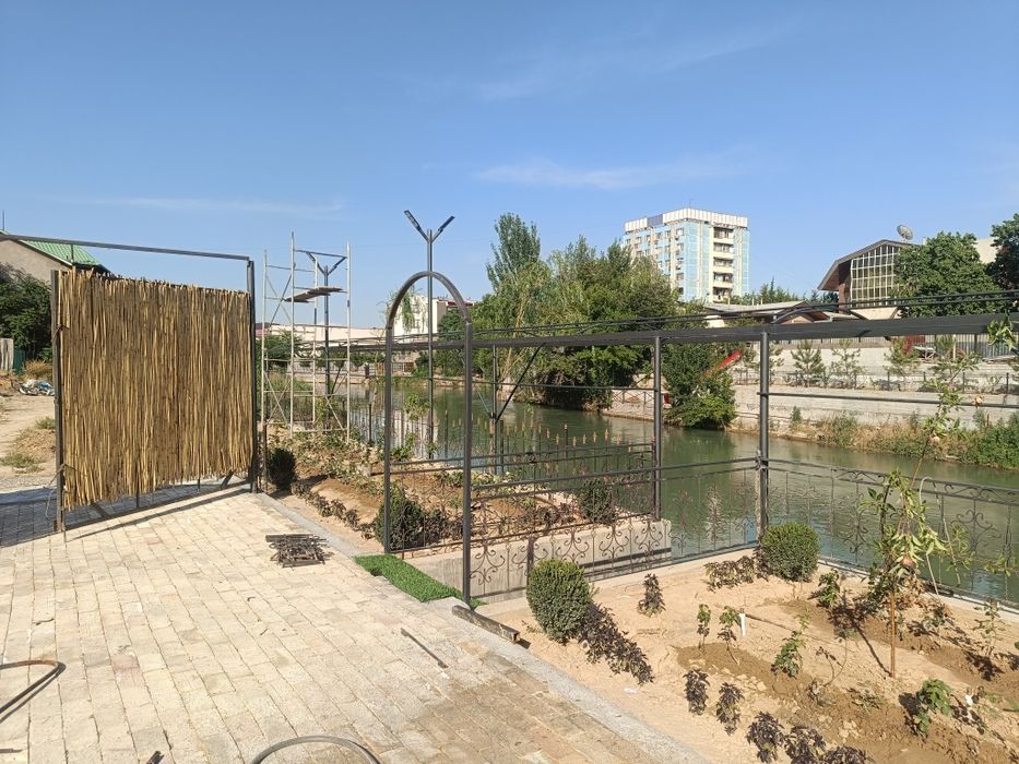 Suv bu'yida havli sanpi oldida