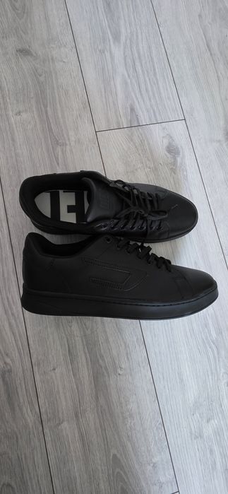 Vand pantofi sport Diesel  marimea 43