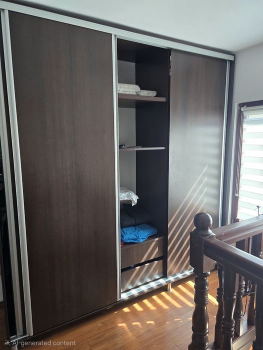 Vând  Dressing mare cu uși culisante, compartimentat, stare foarte bună