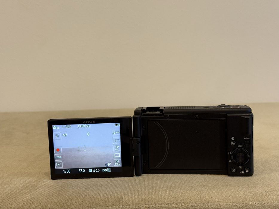 Предлагам чисто нов фотоапарат Sony zv-1f.