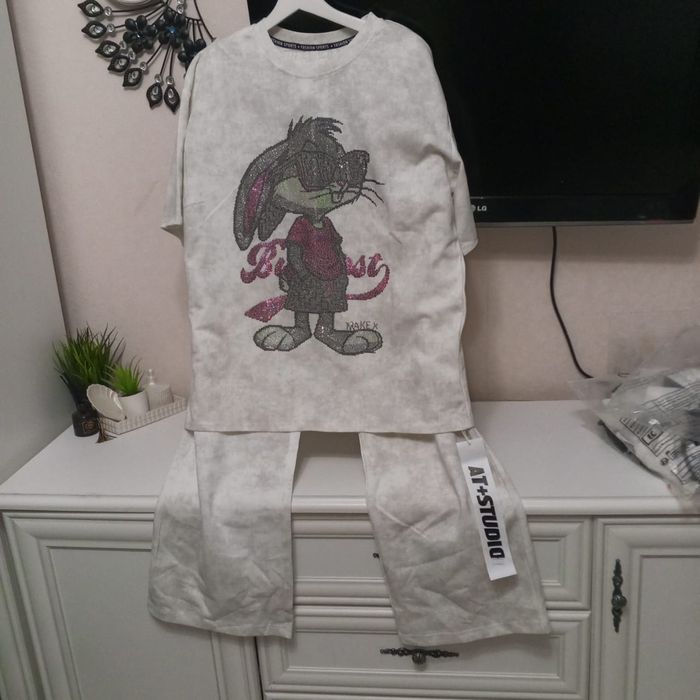 Продажа разных трендовых вещей -костюмы спортивные  оверсайз, футболки