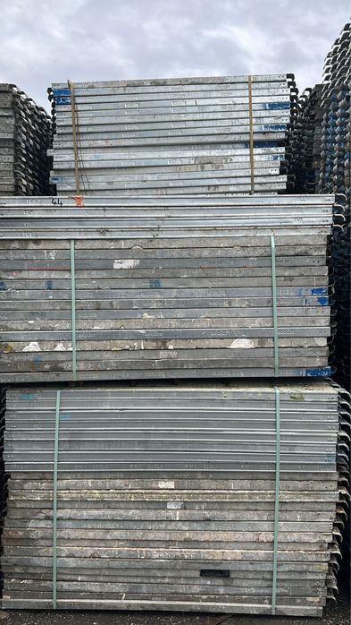 Popi metalici si schela