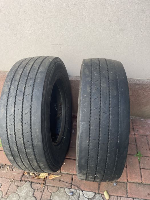 Vand 2 anvelope camion 245/70/17,5