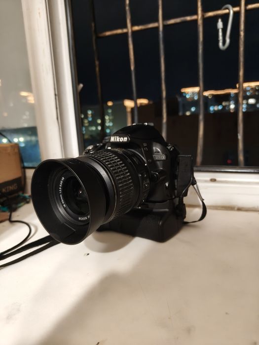 Nikon d3100 с батарейным блоком и блендой