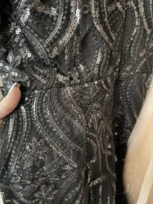 Черна рокля с дантела и пайети