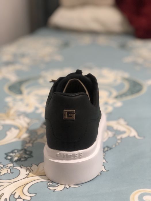 Adidasi guess nou nouț