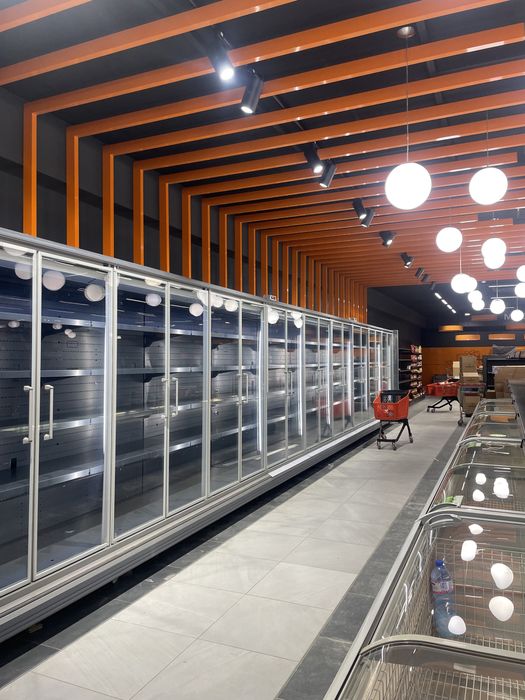 Хладилна витрина крайстенна с вратички