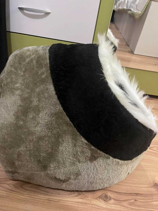 Продавам плюшено легло за котки или малко куче