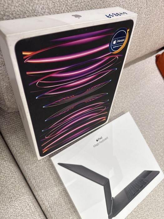 iPad Pro 12.9 (6th Gen M2) 256 GB + Magic keyboard