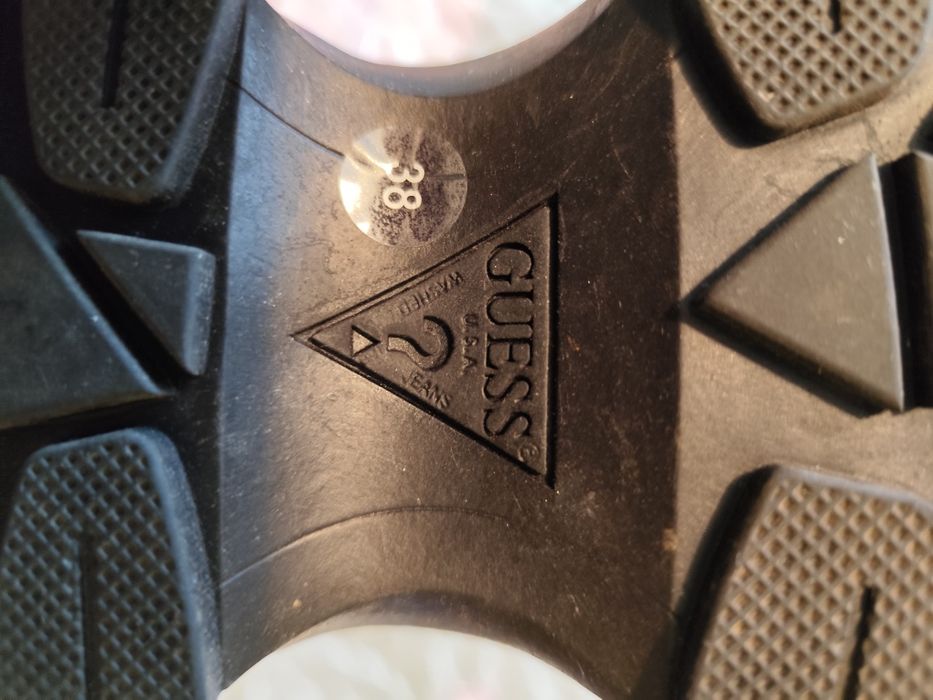 Ботуши Guess нови