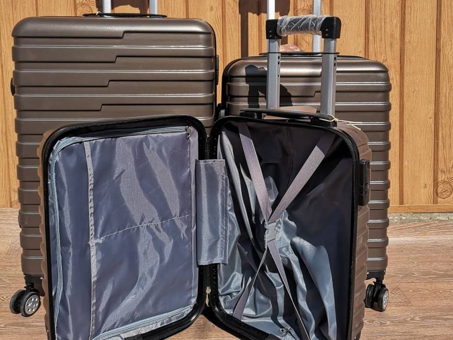 Средний пластиковый чемодан